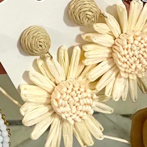 🌼 Flower Drop Earrings - Picture 5 of 7